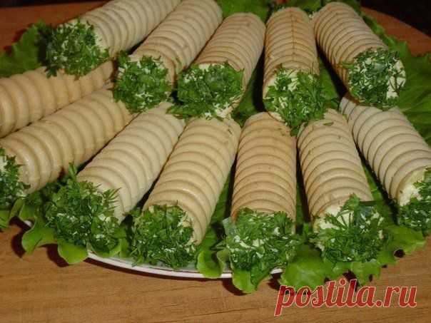 Закусочные трубочки с сыром, орехами и чесноком | Банк кулинарных рецептов