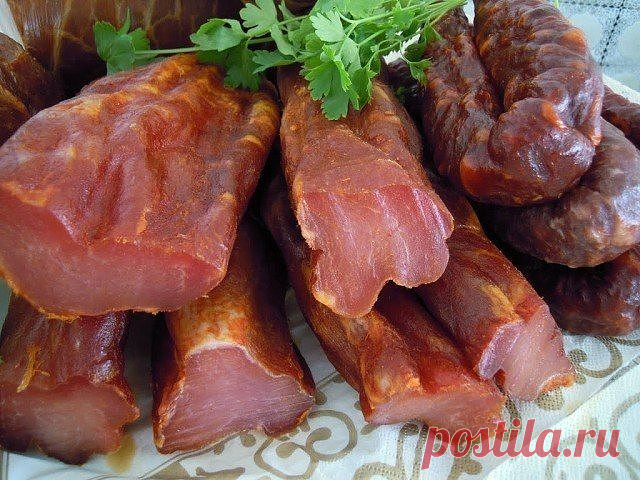 Сыровяленый деликатес

Ингредиенты: 

Для вкуснейшего и полезного сыровяленого деликатеса,понадобиться:
1 свиная вырезка;
100 гр.водки(коньяка);
всевозможные специи;
крупная морская соль.

Приготовление:

Свиную вырезку промыть,удалить не нужный жир и жилки.Натереть со всех сторон солью,специями.Уложить в глубокую посуду(я использовала форму для запекания).Положить мясо,залить водкой.Накрыть пищевой пленкой.Отправить в холодильник.Там наше мясо должно 