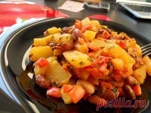 Картофель с фасолью
#веганство@just_veg

ИНГРЕДИЕНТЫ :
• 3–5 средних картофелины;
• пол стакана фасоли;
• 1-2 болгарских перца;
• 2 помидора;
• петрушка;
• масло для жарки;
• специи по вкусу.

Фасоль замачивается на ночь, затем варится на среднем огне до готовности. Картофель нужно отварить уже порезанным на кусочки. Для этой цели идеально использовать пароварку.

Пока картофель и фасоль готовятся, режем перчики небольшими кусочками, добавляем порезанную петрушку и томат. ...