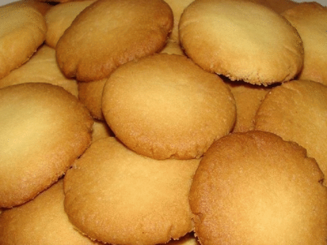 Нежнейшее печенье. Идеально к чаю.
Ингредиенты:
Яйцо - 1шт.
Сахарный песок - 1стак.
Мука - 3,5стак.
Масло(сливочное) - 200гр.
Сахар ванильный - 2ч.л.
Майонез - 200гр.
Разрыхлитель - 1ч.л.
Соль - 0,5ч.л
Приготовление:
При комн. температуре размягчите сливочное масло. Взбейте с майонезом. Добавляем сахарный песок, соль, ванильный сахар и яйцо. Снова тщательно взбиваем до однородного состояния.
Просеиваем через сито муку с рахрыхлителем. Добавляем в смесь и вымешиваем гладкое тесто.
Поместите его