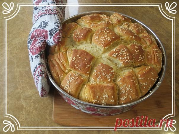 Сливочный хлеб из восьми лепешек / Обезьяний хлеб 

Очень ароматный и красивый хлеб получается! Сливочный вкус, миллион слоев и называют обезьяний! Почему? Пробуем приготовить и удивить своих родных! Присоединяйтесь, будет вкусно! 

Ничего необычного для приготовления нам не понадобится, продукты самые простые. 

Ингредиенты: 
Мука 750-800 гр. 
Яйца 2 шт. 
Дрожжи прессован.20 гр (6 гр сухих). 
Вода (теплая) 200 мл. 
Молоко (теплое) 200 мл. 
Растительное масло 4 ст.лож. 
са...