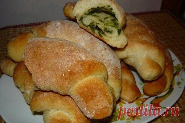ОБАЛДЕННО ВКУСНЫЕ РОГАЛИКИ С ЧЕСНОКОМ И ЗЕЛЕНЬЮ – ИСЧЕЗАЮТ СРАЗУ, КАК ТОЛЬКО ПОЯВЛЯЮТСЯ НА СТОЛЕ | Краше Всех Сочетание зелень и чеснок — уже на слуху вызывает обильное слюноотделение. Рогалики с такой пикантной начинкой из свежей петрушки и чеснока с ароматным маслом можно подавать как к борщу, так и к чаю. Удивите родных оригинальной выпечкой. Ингредиенты: Для теста: вода — 300 мл сахар — 1 ст.л. соль — 1 ч.л. быстрорастворимые дрожжи — 1 пак (10 г) мука — 600 г Для начи...