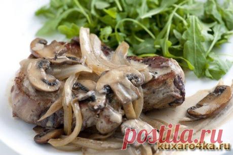 Отбивные из свинины под белым соусом.