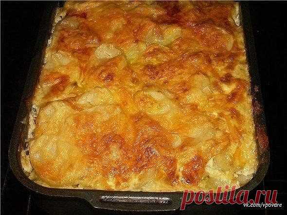 МЯСНАЯ ЗАПЕКАНКА. Любимый рецепт моей мамы. Ни одно торжество не обходилось без этого блюда!

Просто вкусно...

Ингредиенты:

картофель (6шт),
фарш свинина+говядина (400г),
грибы (100-150г),
лук (1шт),
сметана (1 стакан),
яйцо,
чеснок (2 дольки),
соль, перец.

Приготовление:

Приготовление: Картофель очистить и нарезать тонкими ломтиками. Лук порезать полукольцами. Грибы порезать небольшими кубиками, смешать с фаршем и приправить солью и перцем.

Для заправки: сметану смеш...
