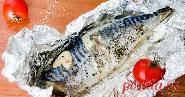 Как жарить мойву в духовке 

Вы до сих пор жарите мойву на сковородке? Этот способ приготовления рыбки давно устарел. Сейчас многие мойву жарят в духовке. Это быстро и удобно, к тому же никаких брызг. 

Ингредиенты: 

0,5 кг мойвы 
соль 
черный молотый перец 
мука 

Растительное масло не понадобится, ведь жарить рыбку мы будем не в сковородке, а на противне. 

Приготовление: 

Рыбу моем и даем ей полностью оттаять. 
Просушиваем ее. Смешиваем муку с перцем молотым и солью. ...