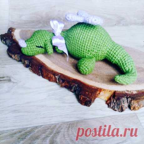 PDF Дракончик Кайл. FREE amigurumi crochet pattern. Бесплатный мастер-класс, схема описание для вязания амигуруми крючком. Игрушки своими руками! Дракон, dragon, dragão, drache, ドラゴン, smok, ejderha, draken, draka, drago, הדרקון, deragona. #амигуруми #amigurumi #amigurumidoll #amigurumipattern #freepattern #freecrochetpatterns #crochetpattern #crochetdoll #crochettutorial #patternsforcrochet #вязание #вязаниекрючком #handmadedoll #рукоделие #ручнаяработа #pattern #tutorial #häkeln #amigurumis