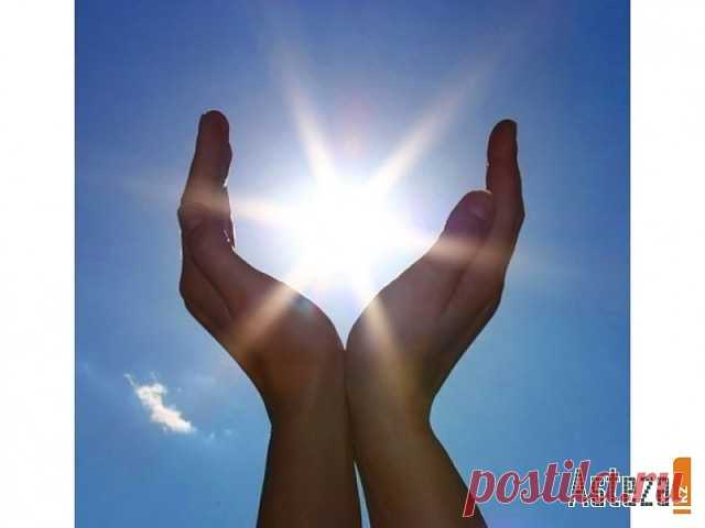 ЗАГОВОР, ЧТОБЫ ИЗГНАТЬ ЗЛО ИЗ ВАШЕГО ДОМА И НАЛАДИТЬ ЖИЗНЬ.
Если жизнь не ладится, и в доме происходит что-то нехорошее , сделайте так. Выберите время . когда никого не будет дома. Возьмите красную нитку , ленту или верёвку, завяжите на ней узел и положите на порог. Пусть полежит не менее часа. Затем возьмите эту ленту, положите в стеклянную банку, залейте святой водой , и наговорите шёпотом на эту воду( по памяти ) : 
,, Святая вода, избавь меня от нечисти поганой, уведи ...