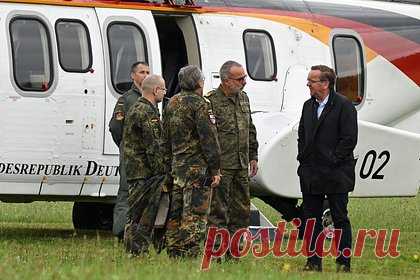 СМИ узнали о секретном плане Германии по сдерживанию России. Министерство обороны Германии готовится до конца марта представить первый со времен холодной войны оборонный план (OPLAN), главной задачей которого является сдерживание России. Отмечается, что план составлен исходя из того, что Германия не будет прямо вовлечена в конфликт и станет страной для транзита вооружений.