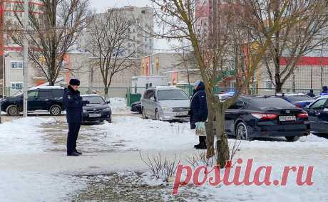 «Ее буллили». Очевидцы — о стрельбе в брянской гимназии. Над устроившей стрельбу восьмиклассницей подшучивали мальчики, рассказала РБК одна из учениц. Школьники также сообщили, что у девочки в ботинке был нож