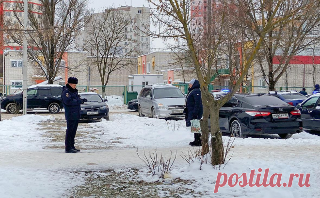 «Ее буллили». Очевидцы — о стрельбе в брянской гимназии. Над устроившей стрельбу восьмиклассницей подшучивали мальчики, рассказала РБК одна из учениц. Школьники также сообщили, что у девочки в ботинке был нож
