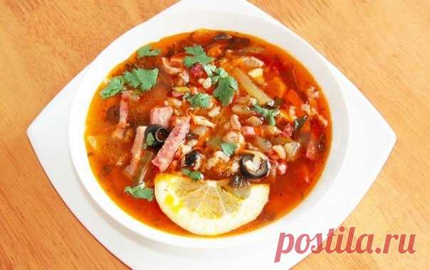 СОЛЯНКА

Ингредиенты:
Филе куриное — 200–250 г
Изделия мясные — 350 г
Изделия колбасные — 350 г
Огурец маринованный — 2 шт.
Рассол — 1/2 ст.
Маслины — 1/2 банки
Лук — 1 шт.
Морковь — 1 шт.
Паста томатная — 1 ст. л.
Чеснок — 1-2 дольки
Зелень по вкусу
Соль по вкусу
Перец черный по вкусу
Перец красный по вкусу
Лимон — 1 шт.
Рис — 1/3 ст.
Картофель — 1–2 шт.

Приготовление:

1. Подготовьте ингредиенты.

2. В кастрюлю налейте чуть больше половины воды, положите филе и поставьт...