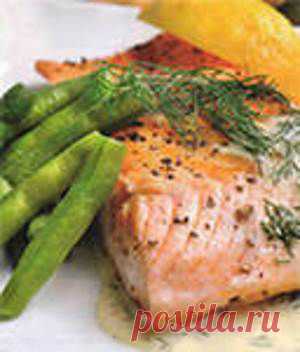 Для приготовления блюда Рулетики из семги с копченым окороком необходимы следующие ингредиенты: 500 гр филе семги, 100 гр копченого окорока, 3 столовые ложки лимонного сока, 1 столовая ложка соевого соуса, 4 столовые ложки оливкового масла, 2 веточки тимьяна. Для сырного соуса: 0,5 стакана 20% сливок, 50 гр сливочного мягкого сыра, 3 столовые ложки красной икры, соль на пробу. Для салата: 200 гр спаржевой фасоли, 30 гр лука-порея, 100 гр салатных листьев, 150 гр мелких помидоров (черри).