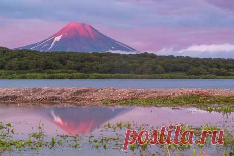 Ильинский вулкан на закате, Камчатка. Автор фото — Денис Будьков: