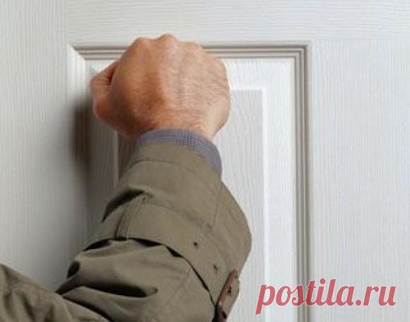 Мужчина приехал домой к парню, от корого забеpеменела его дочь.