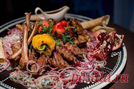 ИЗЫСКАННАЯ АЗЕРБАЙДЖАНСКАЯ КУХНЯ

Слава, слава поварам, 
Ведь они готовят нам, 
Вкусно так, что просто диво! 
Украшают все красиво.