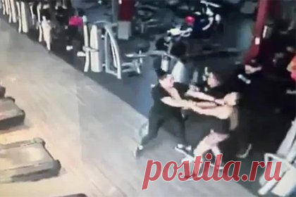 Пожилая женщина откусила палец посетительнице спортзала из-за тренажера