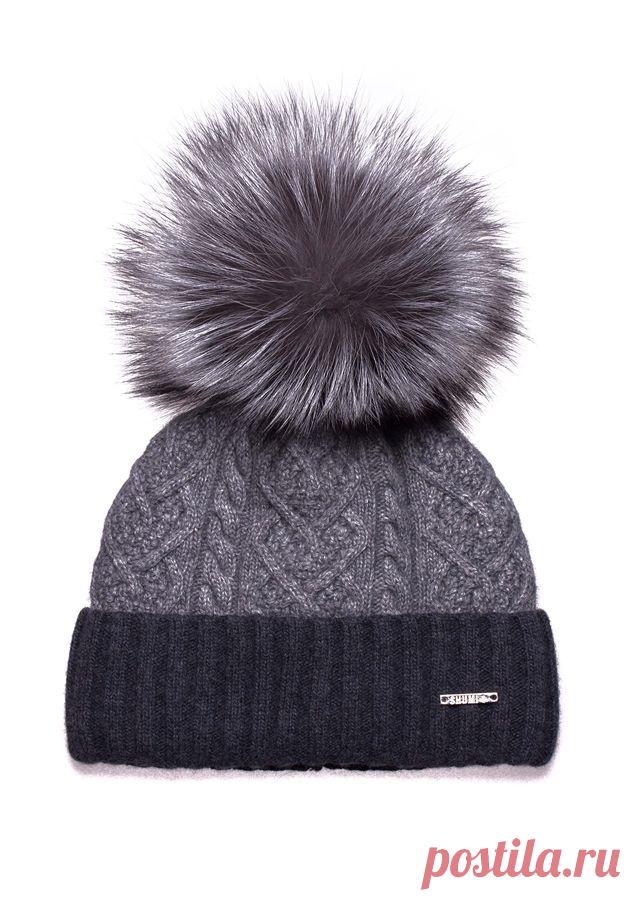 Шапка зимняя с хлопковой подкладкой и утеплителем, без завязок. Помпон из натурального меха финской лисицы премиум качества размер XXL. Посадка на голове прекрасно закрывает все уязвимые к холоду места - лоб, уши, шею.