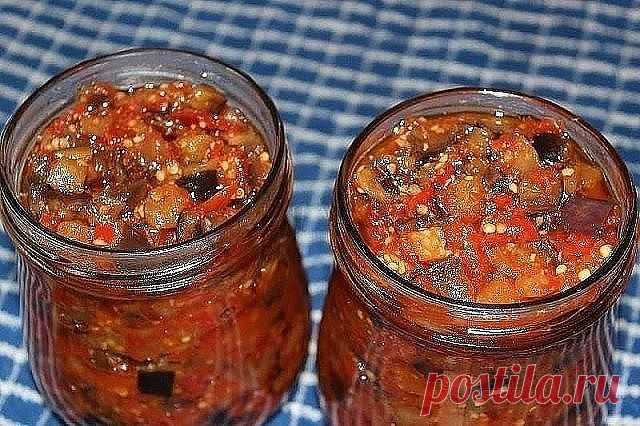 Хочу вам предложить заготовить на зиму остренькие, очень вкусные, с невероятным ароматом баклажаны по-грузински. Готовятся совершенно просто, а результат - отличный. Советую! 
Из данного количества продуктов получится 2 пол-литровые баночки баклажанов. 
Для приготовления баклажанов по-грузински на зиму понадобится: баклажаны - 1 кг; сладкий болгарский перец - 400 г; масло растительное - 100 г; чеснок - 1 головка; перец горький - 1 шт.; соль - по вкусу; сахар - 1 ст. л.; ук...