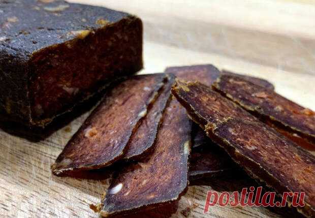 За колбасой больше не пойдем: делаем суджук на кухне - Будет вкусно - 22 мая - 43502193083 - Медиаплатформа МирТесен Магазинная колбаса больше не интересует. Вместо непонятного мяса с прилавка возьмем лучше и сделаем вкуснейший, натуральный суджук прямо дома. На килограмм говядины нам понадобится около 100 граммов чеснока, душистый перец, черный молотый перец, зира, пажитник, сладкая паприка, соль, сахар. Делать - 22 мая - 43502193083 - Медиаплатформа МирТесен