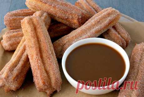 Испанские запеченные чуррос (churros) с карамельным соусом.