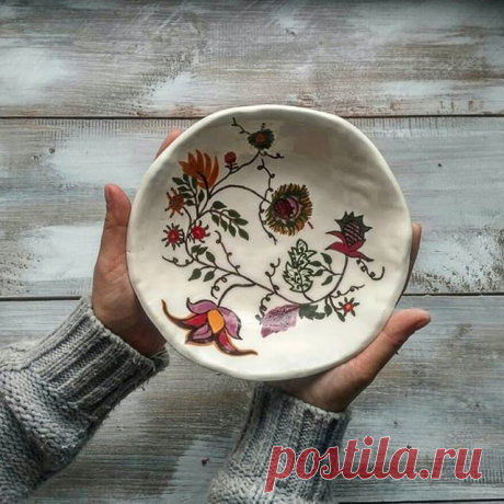 Готова новенькая фарфоровая тарелочка. Честно признаюсь, это моя любимая форма тарелки, которую я сама изобрела❤ Оборотная часть тарелочки похожа на орешек🌰 Эта полянка станет призом для участников конкурса #сладкаясобакабарабака Но такие тарелочки ещё обязательно будут!