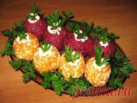 Овощные шарики "Загадка" На такое количество, что вы видите на снимке, сварите до готовности 1 крупную морковь и такого же размера свеклу. Охладите. Натрите 100 гр твердого сыра на мелкой терке, разделите на две части. Точно так же измельчите в отдельные мисочки морковь и свеклу, смешайте с натертым сыром. К свекле добавьте тертый яичный желток. К моркови - тертый белок и чуть измельченного чеснока. Кусочек филе малосольной селедочки нарежьте небольшими кубиками. Из свекол...