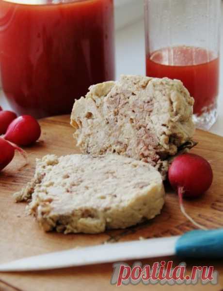 Домашняя колбаса из куриного филе - 7 пошаговых фото в рецепте Не знаю точно откуда появилось это блюдо, но в Одессе его готовит каждая хозяйка. Иногда даже кажется, что это чисто Одесская кухня. Домашняя колбаса, приготовленная из куриного филе с добавлением куриной печени, получается очень вкусной и более качественной, чем покупная колбаска. Часть ...