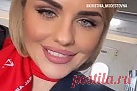 Российская стюардесса сняла видео в униформе и восхитила иностранцев. Стюардесса российской авиакомпании «Уральские авиалинии» сняла видео в фирменной униформе и взбудоражила иностранных пользователей сети. На ролике бортпроводница позирует на камеру в темно-синем пиджаке и красном платье. Свой образ девушка дополнила красным шейным платком и ярким макияжем.