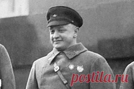 Как Гитлер сдал Сталину маршала Тухачевского Заговор в Красной армии под руководством маршала Михаила Тухачевского на протяжении многих лет является поводом для множества политических спекуляций. Одна часть исследователей представляет его безвинной жертвой сталинских репрессий, другая уверенно заявляет, что заговор действительно был. В то же время в данном случае, по большому счёту, имеет значение лишь один факт: был Тухачевский немецким шпионом или нет?