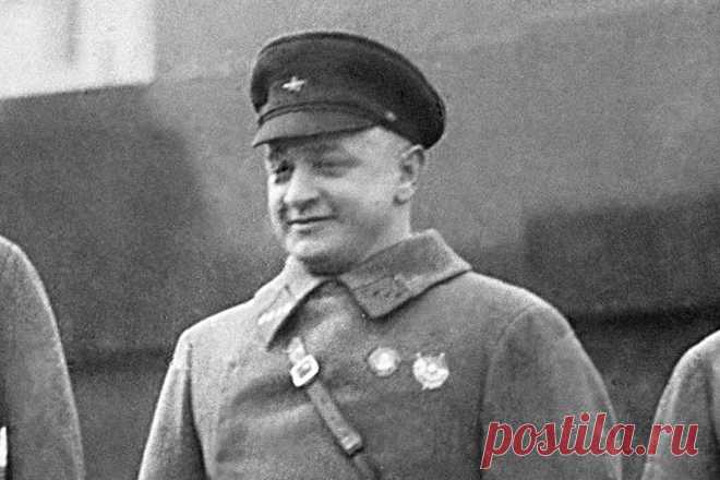 Как Гитлер сдал Сталину маршала Тухачевского Заговор в Красной армии под руководством маршала Михаила Тухачевского на протяжении многих лет является поводом для множества политических спекуляций. Одна часть исследователей представляет его безвинной жертвой сталинских репрессий, другая уверенно заявляет, что заговор действительно был. В то же время в данном случае, по большому счёту, имеет значение лишь один факт: был Тухачевский немецким шпионом или нет?