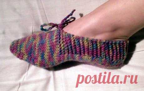 Тапочки спицами мастер класс: https://ok.ru/masterklassy.vjazanija