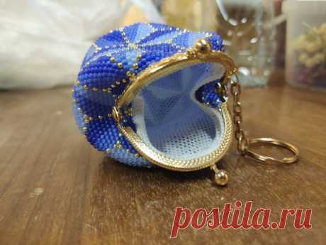 Маленькая сумочка-монетница по схеме ToskaTusk "треугольнички 14" в нежных бархатных фиолетовых тонах.