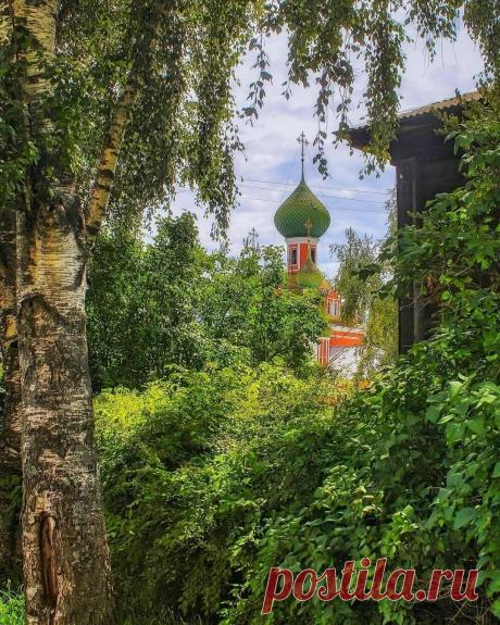 ,,Купола церквей, купола..."



            Купола церквей, купола...
            Ввысь уходят к небесной сини.
            От Москвы до глухого села
            Необьятной моей России.
            
            В позолоте и серебре,
            Обновленные и не очень,
            Блеск являют свой на заре,
            Исчезают в мареве ночи.

            В бесконечном течении лет
            Освещают они дорогу.
            Той дороги вернее нет -
            Непростую дор...