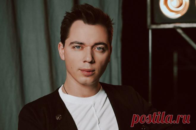 Певец Родион Газманов рассказал, как встретил Новый год в сугробе. Перед боем курантов Газманов со своей девушкой застрял в сугробе на автомобиле.