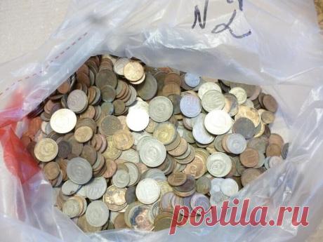 Загляните в старую копилку

Список ценных монет 20 копеек СССР 1961-1991 годов (цены на сентябрь 2018 года):

Сохраните себе на стену, что бы не потерять
1965 год — 5 000 рублей;
1966 год — 5 400 рублей;
1967 год — 2 100 рублей;
1968 год — 2 500 рублей;
1969 год — 4 300 рублей;
1970 год — 9 200 рублей
1971 год — 7 000 рублей;
1972 год — 7 200 рублей;
1973 год — 8 300 рублей;
1974 год — 2 700 рублей;
1975 год — 3 200 рублей.
1976 год — 4 900 рублей
1991 год без буквы "М" — 18 500 рублей.