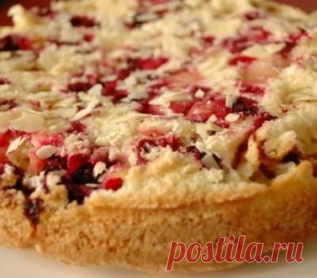 Шарлотка с яблоками и вишнями.