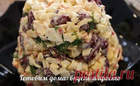 Быстрый салат с фасолью и крабовыми палочками.