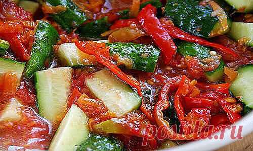 Лечо из огурцов на зиму - невероятно вкусная заготовка!
Ингредиенты:
Томаты – 1,5 кг.;
Перец сладкий – 300 гр.;
Огурцы – 2,5 кг.;
Морковь – 300 гр.;
Масло растительное – 0,5 стакана;
Чеснок – 1 головка;
Перец чили – 2 стручка;
Уксус 9%– 100 мл.;
Сахар – 0,5 стакана;
Соль – 1 ст. ложка.
Приготовление:
Помидоры пропустим через мясорубку, желательно отрезав от них твердые места где крепится плодоножка. Так же пропустим через мясорубку горький перец чили и чеснок.
Теперь берем...