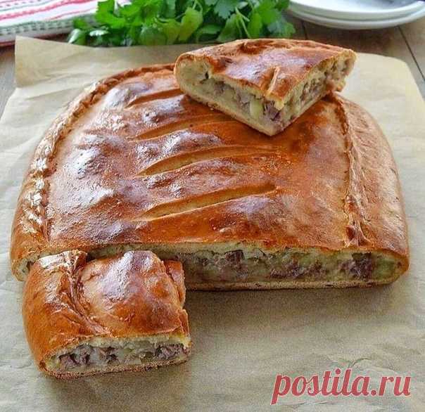 Пирог с мясом и картофелем на кефирном тесте. Вкусный и сочный!

 тесто:
250 г кефира,
1 яйцо,
50 г сливочного масла (растопить),
1 ч. ложка разрыхлителя,
1 ч. ложка соли,
450 г муки (у меня 100 г цельнозерновой, остальная в/с).

 начинка:
400 г рубленной говядины (или любой фарш),
250 г картофеля,
1 головка лука (большая),
соль, перец по вкусу.

--Для теста смешать кефир, соль, яйцо и растопленное масло. Добавить просеянную с разрыхлителем муку, замесить тесто. Нак...
