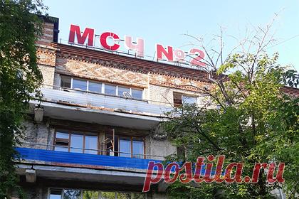 Госпиталь с прикинувшимся медиком ради ухода за бабушкой россиянином проверят. Росздравнадзор Томской области проверит организацию помощи больным COVID-19 в томском госпитале, где россиянин прикинулся медиком и прошел в красную зону ради того, чтобы помочь лишенной ухода бабушки. Поводом послужила распространенная в СМИ видеозапись с фактами ненадлежащего ухода за пациентами.