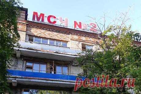 Госпиталь с прикинувшимся медиком ради ухода за бабушкой россиянином проверят. Росздравнадзор Томской области проверит организацию помощи больным COVID-19 в томском госпитале, где россиянин прикинулся медиком и прошел в красную зону ради того, чтобы помочь лишенной ухода бабушки. Поводом послужила распространенная в СМИ видеозапись с фактами ненадлежащего ухода за пациентами.