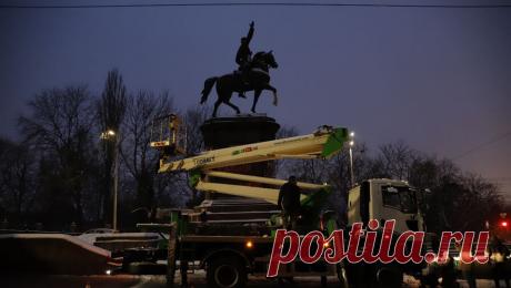 В центре Киева демонтируют памятник Николаю Щорсу. В центре Киева демонтируют памятник советскому деятелю времен Гражданской войны Николаю Щорсу. Об этом сообщил Telegram-канал Киевской государственной городской администрации. "Прямо сейчас столичные коммунальные службы начинают ...