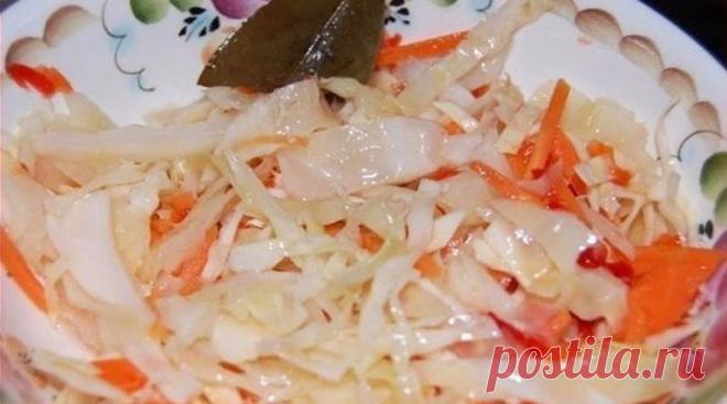 Бомбовая капусточка. Мои родные всю тарелку умяли в пять секунд! Делала вчера на ночь, рецепт маринованной капусты очень простой. Утром тарелку умяли в пять секунд. В 200 граммах 149 калорий, а вкусно!