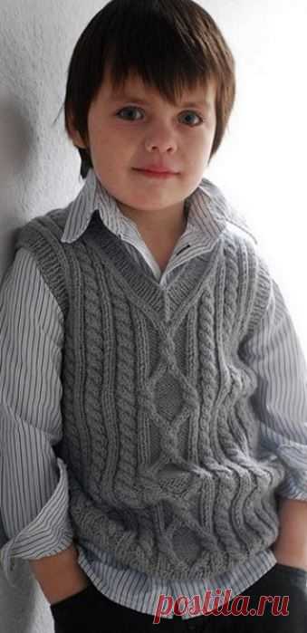 Вязаный жилет для мальчика спицами