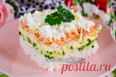 Салат из консервированной горбуши с рисом и яйцом