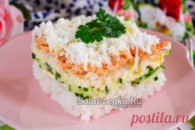 Салат из консервированной горбуши с рисом и яйцом