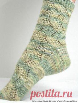 НОСКИ АЖУРНЫЕ
 
Мои знакомые с удовольствием носят подобные носки. Это очень неплохой подарок.
АЖУРНЫЕ НОСКИ СПИЦАМИ «SPRING FORWARD»
Размер:
Длина стопы растягивается до 28 см.
Высота носка от пятки около 30 см.
Ширина носка: 15 см.
Понадобится:
150 г. пряжи (Blue Moon Fiber Arts Socks That Rock Lightweight [100% супервош меринос; 370 м. в 155 г.])
Чулочные спицы № 2,5 или иные подходящие по плотности.
Иголка для пряжи
Плотность вязания:
30 пет./44 р. = 10х10 см. лицевой гладью.
2 вместе