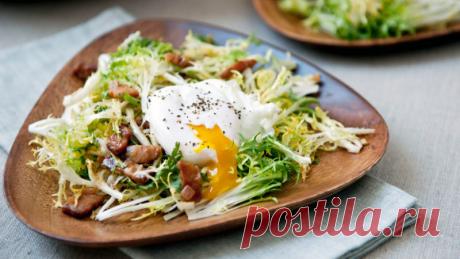 Французская кухня для начинающих: салат «Лионез» «Лионез» — одно из самых популярных блюд французской кухни. В основе салата лежит всего три ингредиента — салат фризе, бекон и яйцо пашот, заправленные соусом винегрет. Прямо сейчас научим вас готовит…