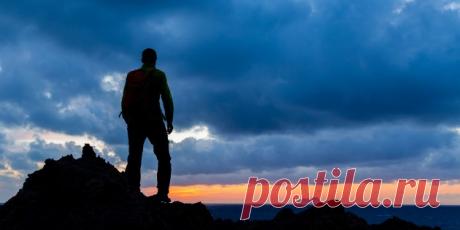 Как не мешать себе добиваться целей | Вы точно знаете, чего хотите добиться, но вместо того, чтобы идти к цели, делаете всё наоборот? Например, мечтаете похудеть, но не можете отказать себе в булочках и печенье? Как перестать быть врагом самому себе, рассказывает психолог Бенджамин Харди.