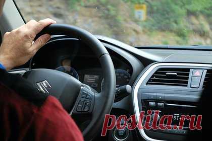 Токсиколог предупредил об опасном заболевании из-за частой езды за рулем. Частая езда за рулем грозит водителям раком яичек и прямой кишки, рассказал врач-токсиколог, кандидат медицинских наук Михаил Кутушов. Он уточнил, что при нагревании пластика и некоторых видов материала обивки выделяются фенольные соединения, а также канцерогены, которые при ежедневном вдыхании могут привести к раку.